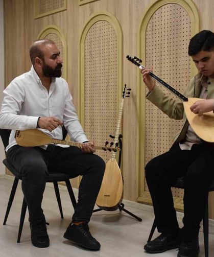 Görme engelli Umut, Aşık Veysel’in yolundan gidiyor