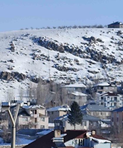 Erciş’te nisan ayında kar yağışı