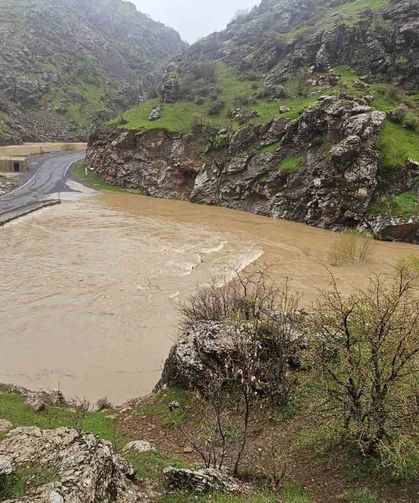Derecik-Şemdinli kara yolu sel suları nedeniyle kapandı