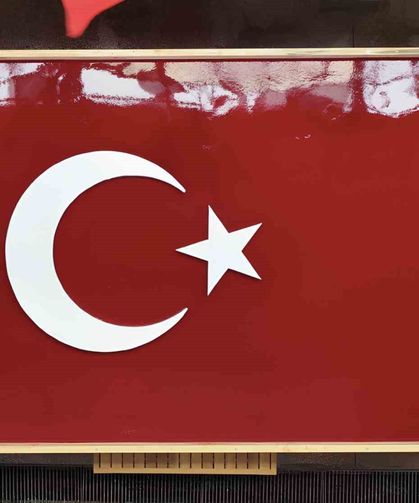 Geleneksel Yöntemlerle Kağıttan Dev Türk Bayrağı Yapıldı