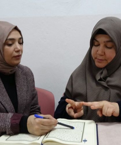 İşitme engelli kadınlar işaret diliyle Kur’an-ı Kerim öğreniyor