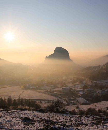 Gün doğumunda sis altında kalan kale kendisine hayran bıraktı
