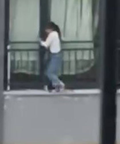 Cam korkuluklarında gezinen çocuk, yürekleri ağza getirdi