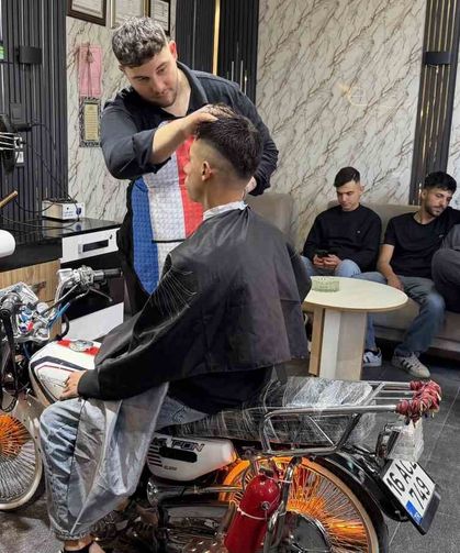 Motosiklet Tutkusunu Berber Koltuğuna Taşıyan Genç Berber Dikkat Çekiyor