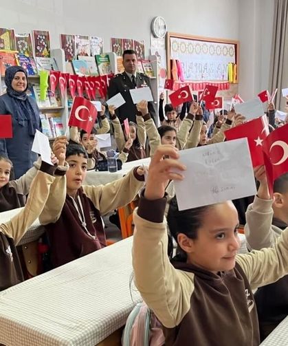 Öğrencilerden Mehmetçiğe anlamlı mektup