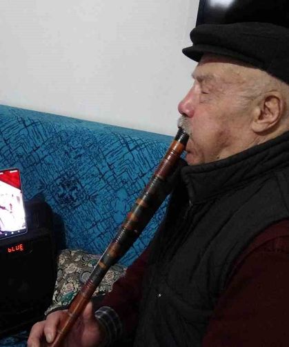 Kavalıyla Hem Dertlerini Hem De Yöresel Ezgileri Paylaşıyor