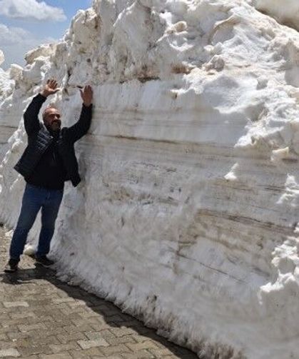 Kar kalınlığının 7 metreye ulaştığı Nemrut yolunda çalışmalar sürüyor