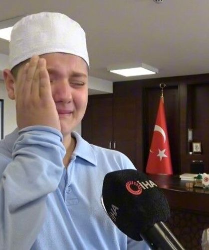 Birlikte hafız olduğu annesine gözyaşlarıyla teşekkür etti