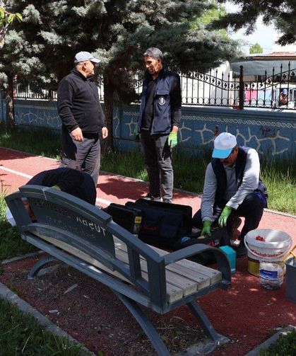 Tuşba’da yaz sezonu öncesi park ve yeşil alanlarda bakım çalışması sürüyor