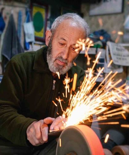 51 yıllık bıçak bileyicisinin Kurban Bayramı mesaisi