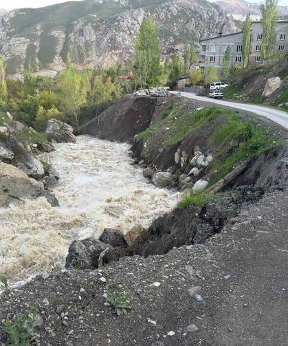Hakkari’de yol çöktü