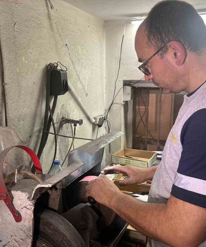 Görme engelli bıçak ustası Kurban Bayramı mesaisi