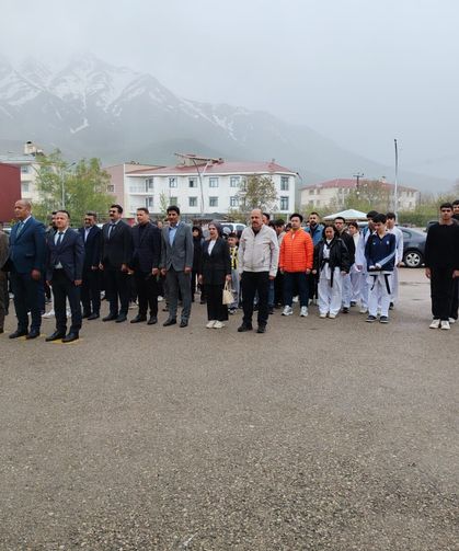 Gevaş'ta Gençlik Haftası Atatürk anıtına çelenk sunumuyla başladı
