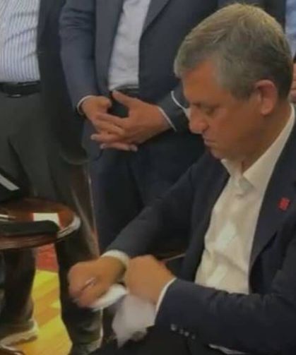 Özgür Özel mutlak butlan tebligatını yırttı