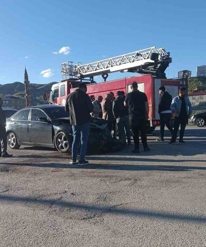 Van Özalp’te zincirleme kaza: 4 yaralı