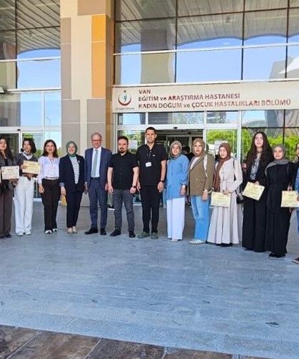 Van’da gönüllü öğrencilerden çocuk hastalara moral etkinliği