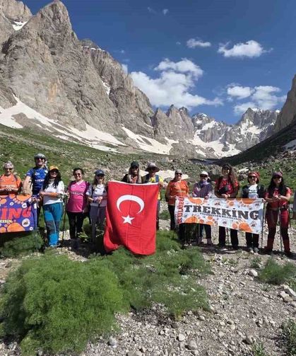 İzmirli doğaseverler Hakkari’nin eşsiz coğrafyasına hayran kaldı