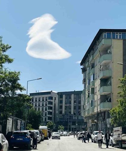 "UFO" benzetmesi yapılan bulutlar hayran bıraktı