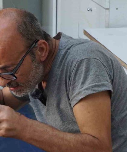 Kelkari ve sedef kakma ustası zamana direniyor