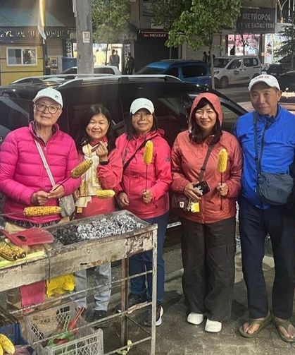 Yüksekova’da Taylandlı turistlere közde mısır ikramı