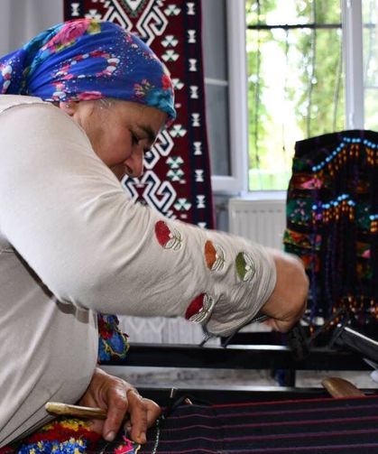 Heybe yaparak dört çocuk okuttu