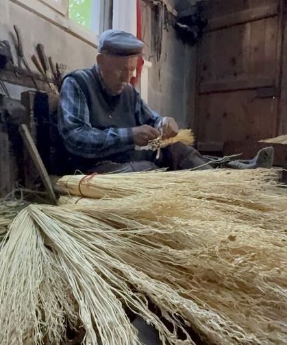 60 yıldır geçimini ot süpürgeden sağlıyor