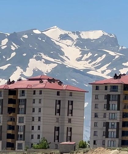 Türkiye'nin doğa harikası: Yüksekova'da dört mevsim bir arada