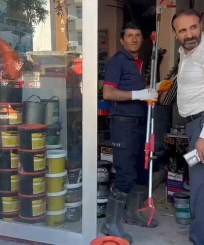 İş yerine giren yılan ekipleri harekete geçirdi