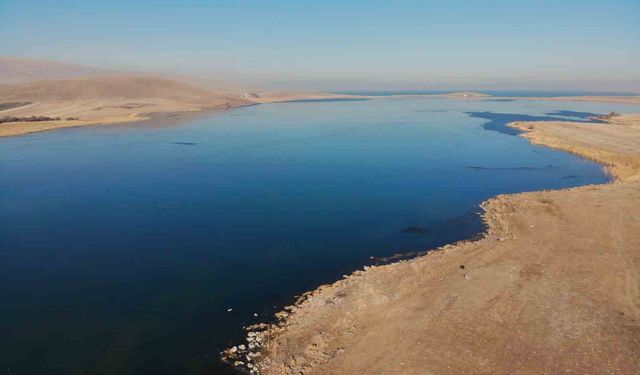 Çıldır Gölü kısmen dondu