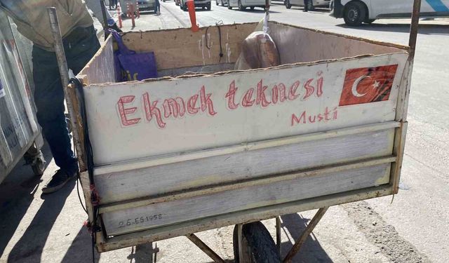 ‘Ekmek Teknesi’ yazılı el arabası ile her gün saatlerce atık malzeme topluyor