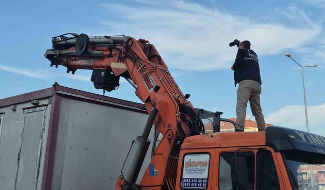 Tırın dorsesindeki konteynerden düşen işçi ağır yaralandı