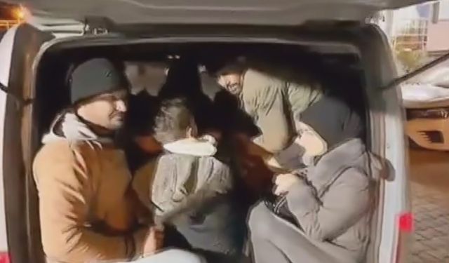 Hafif ticari araca tıka basa doldurulan 13 göçmen yakalandı