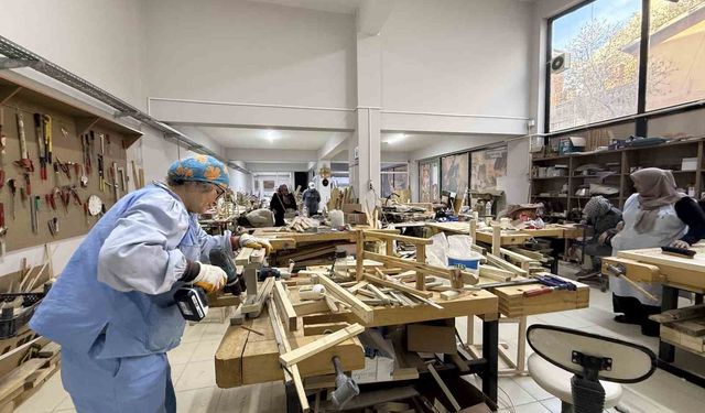 Ahşap atölyesinde hem öğreniyor hem üretiyor