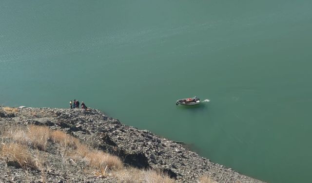 Van Gürpınar'da Zernek Barajı’na araç düştü, arama kurtarma başlatıldı