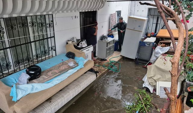 Bodrum'da sağanak yağış: Cadde ve sokaklar dereye döndü