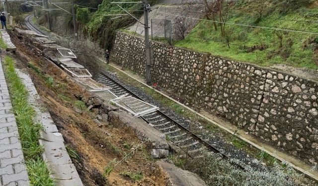 Bandırma’da tren yolu istinat duvarı çöktü