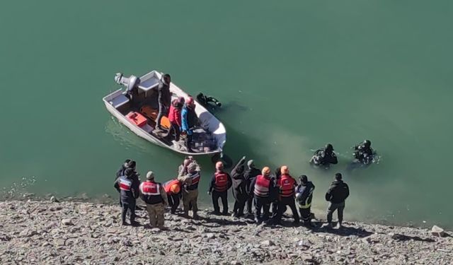 Van Gürpınar'da Zernek Barajı’na araç uçtu: 2 kişi hayatını kaybetti