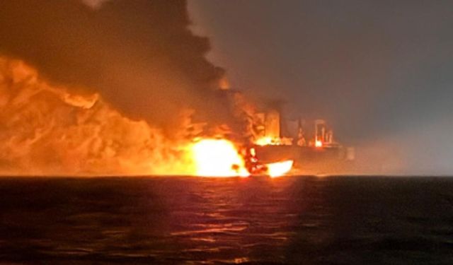 Yangın çıkan gemideki 25 kişi tahliye edildi