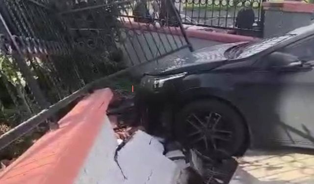 Kocaeli'de el freni çekilmeyen otomobil bahçe duvarını yıktı