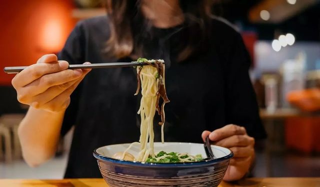 Çinliler neden çubukla yemek yer?