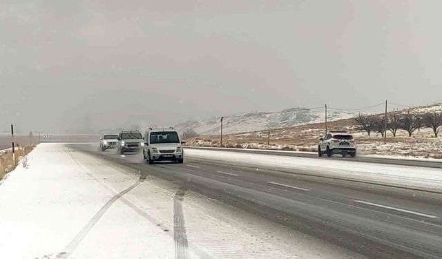Aniden Bastıran Dolu Van-Özalp Karayolunu Beyaza Bürüdü