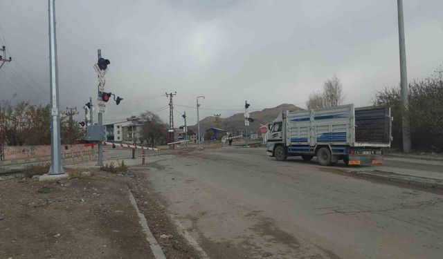 Van’da hemzemin geçitteki ışık arızası araç kuyruğu oluşturdu