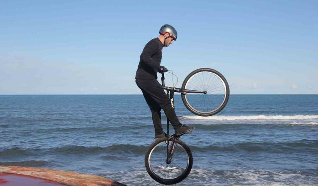 Bisiklet tutkunu gençten nefes kesen gösteri