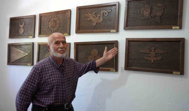 Ahşap hat sanatıyla evini adeta müzeye çevirdi