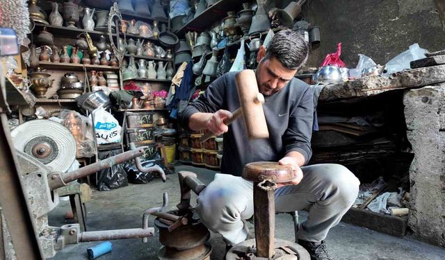 6 yaşında başladığı bakırcılığı neredeyse yarım asırdır sürdürüyor