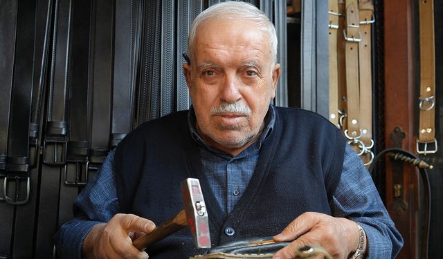 48 yıldır mesleğini 2 metrekarelik dükkanda icra ediyor