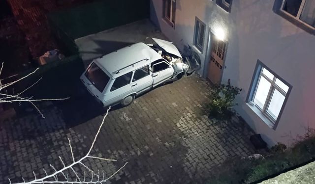 Hisarcık'ta otomobil evin duvarına çarptı: 1 ölü, 1 yaralı