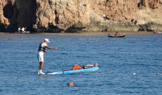 Karlı dağların gölgesinde deniz keyfi yaptılar