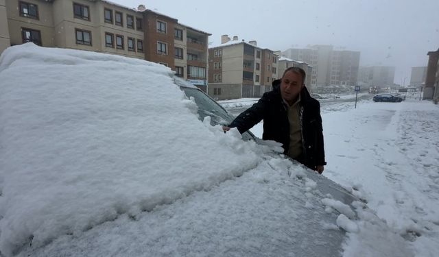 Yüksekova’da yoğun kar yağışı etkili oldu