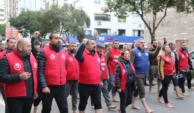 İzmir Büyükşehir işçilerinden çıplak ayaklı protesto